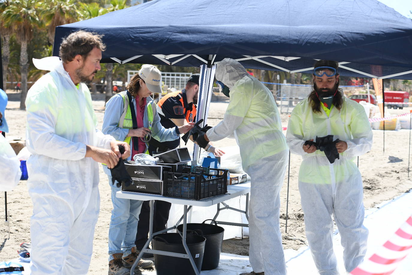 Simulacro por vertido contaminante en la playa de la Almadraba de Alicante