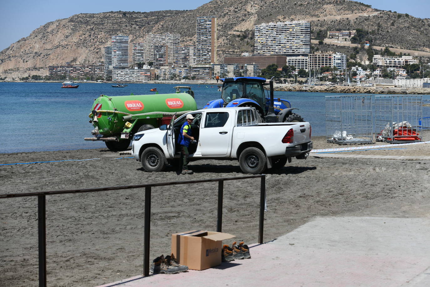 Simulacro por vertido contaminante en la playa de la Almadraba de Alicante