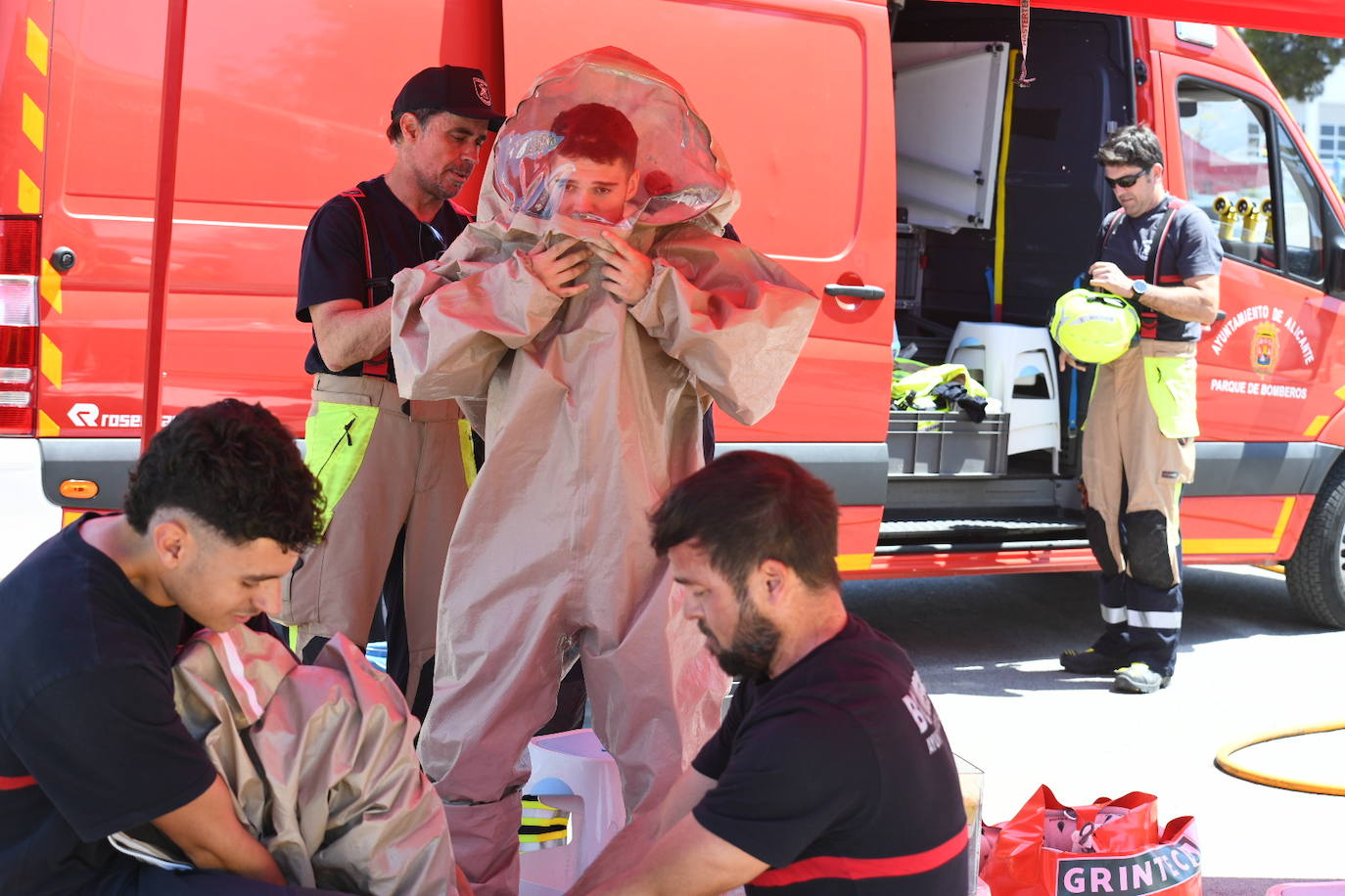 Simulacro por vertido contaminante en la playa de la Almadraba de Alicante
