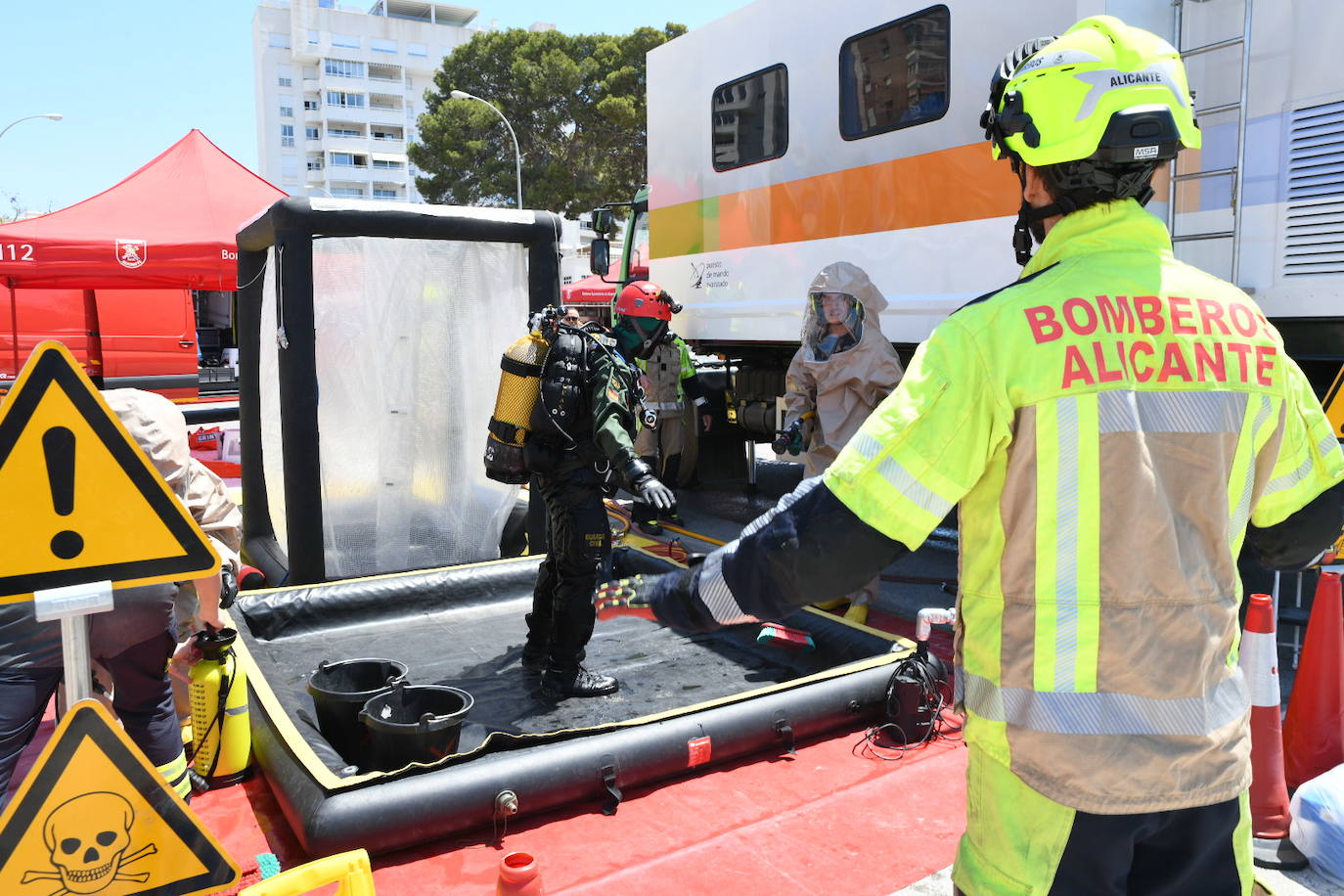 Simulacro por vertido contaminante en la playa de la Almadraba de Alicante