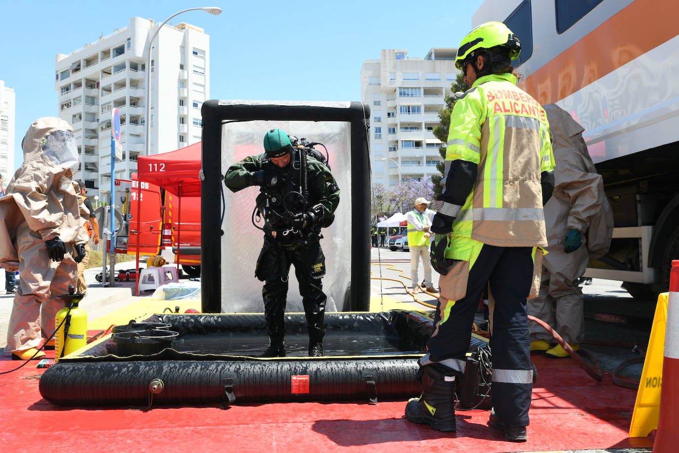 Simulacro por vertido contaminante en la playa de la Almadraba de Alicante