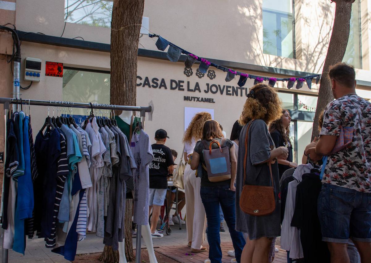 Imagen secundaria 1 - Se intercamviaron más de 200 prendas en cerca de dos horas durante la sexta edición de La Resistienda.