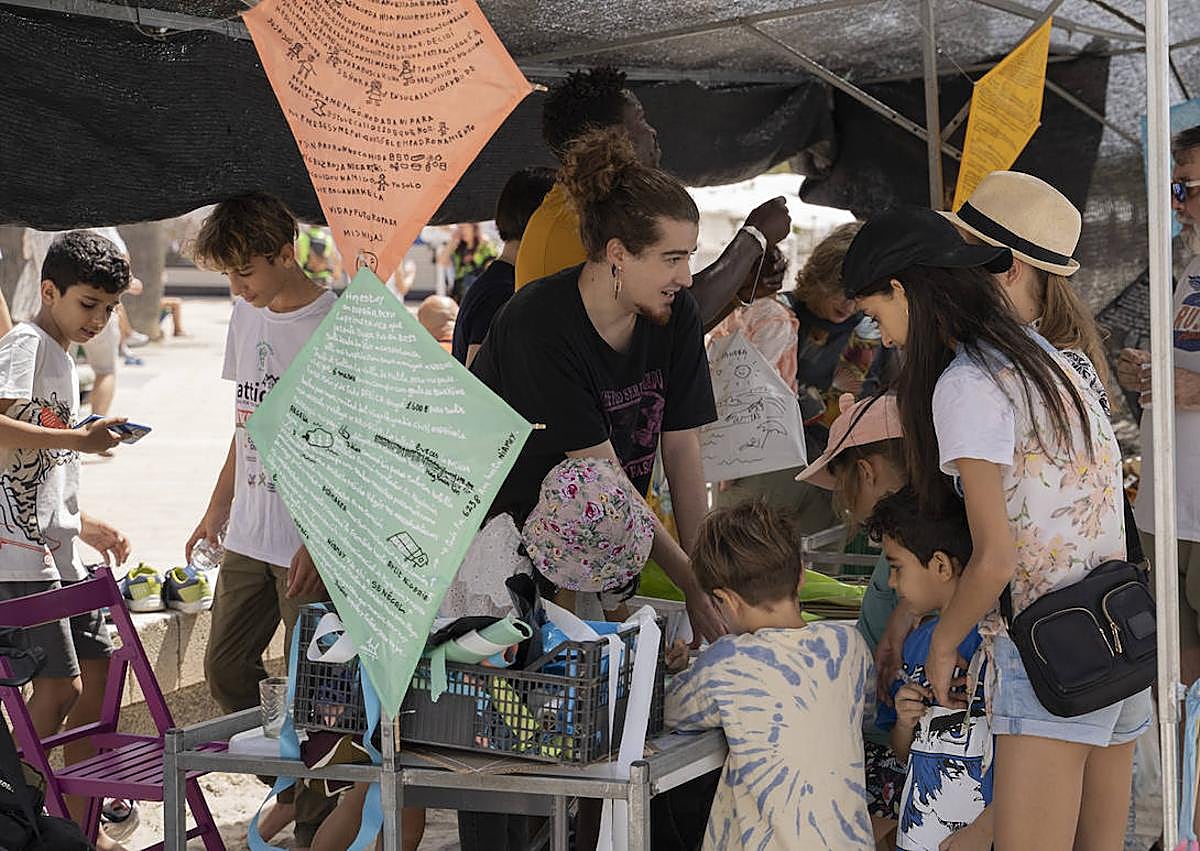 Imagen secundaria 1 - Imágenes del taller de elaboración de cometas.