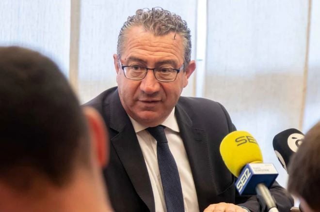 Imagen principal - Toni Pérez pide «tranquilidad» y Benidorm prepara ya las acciones para «recuperar la razón» tras la histórica condena de 330 millones de euros