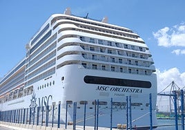 MSC Orchestra en la terminal de cruceros de Alicante.