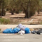 Barricadas de basura en el Cementerio de Alicante en protesta por la falta de contenedores