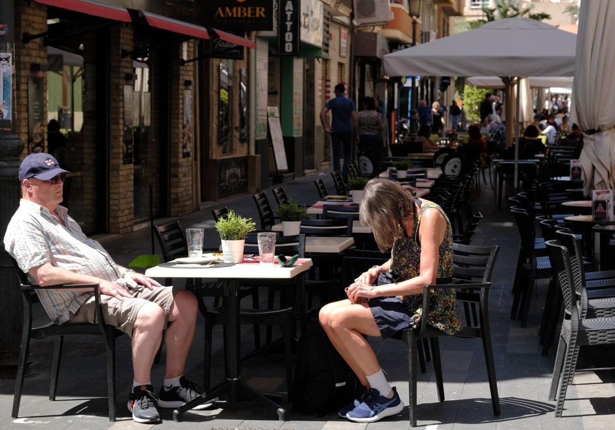 Imagen principal - La guerra del ruido en Alicante: los locales de ocio rechazan las dos ZAS que quiere el Ayuntamiento