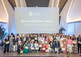 Los homenajeados durante la gala celebrada por el COMA este jueves.