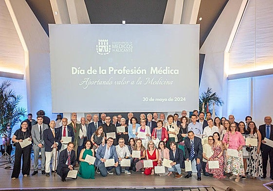 Los homenajeados durante la gala celebrada por el COMA este jueves.