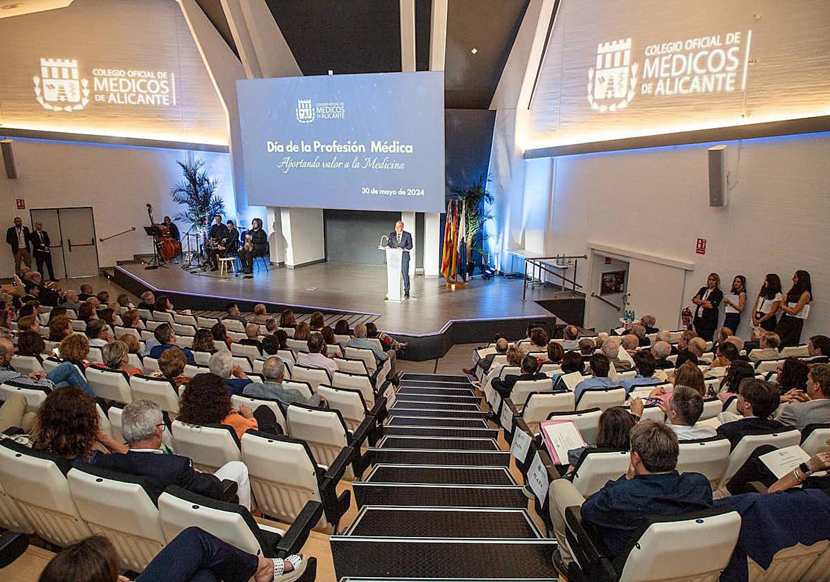 Imagen principal - Diferentes instantáneas del acto celebrado en el Palacio de Congresos de Alicante.