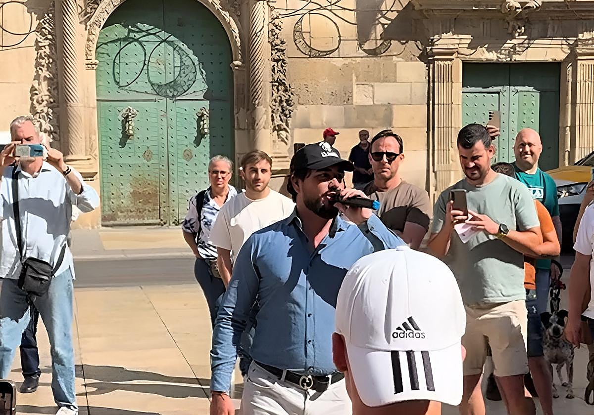 Alvise Pérez en la Plaza del Ayuntamiento de Alicante