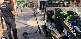 Un agente de la Policía de Benidorm con un VMP.