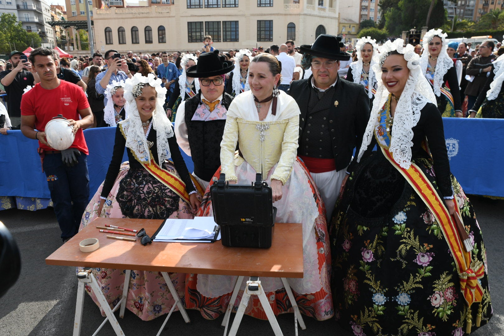 Revive foto a foto la mascletà de las Hogueras de Alicante en el ADDA