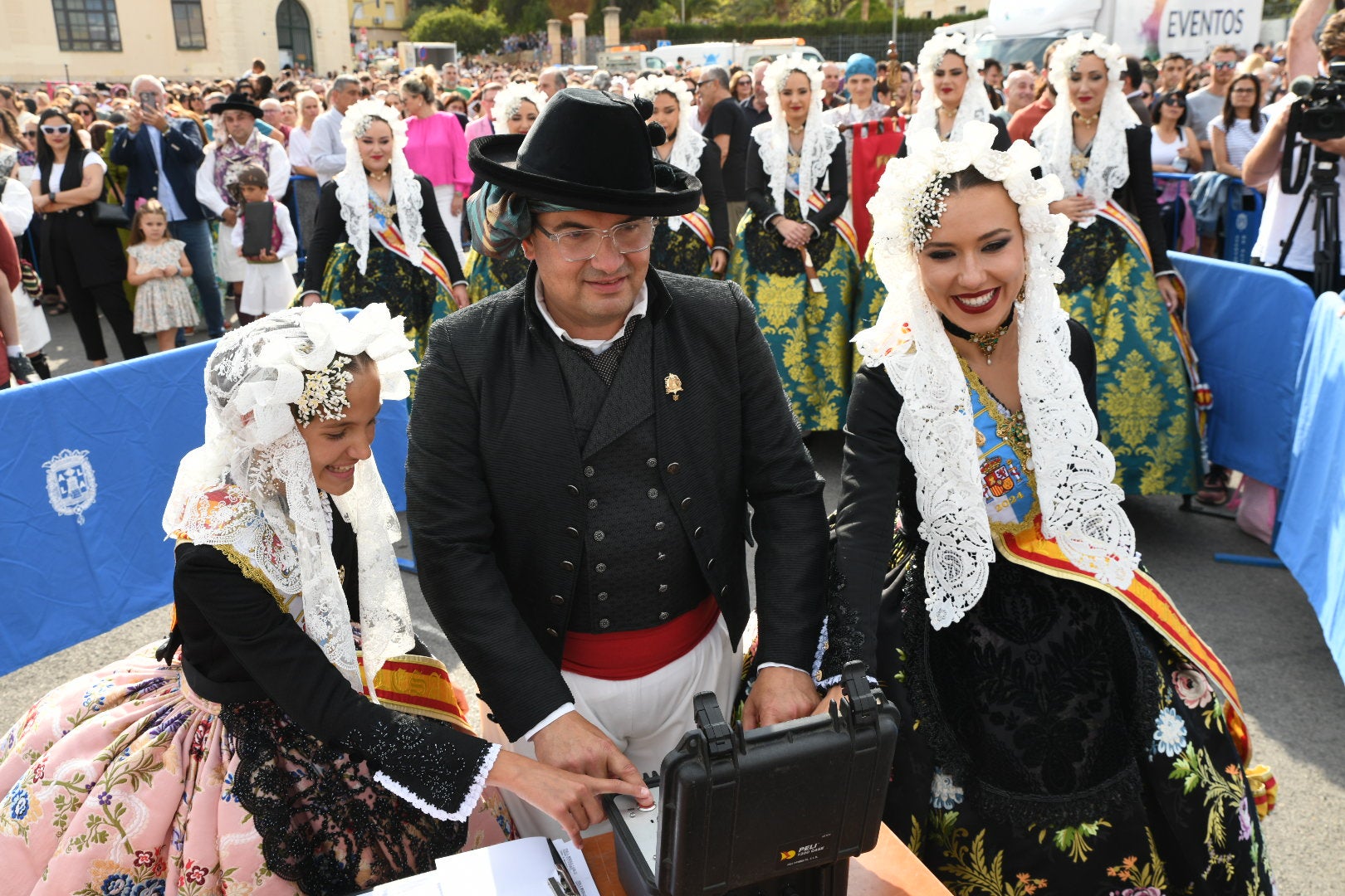 Revive foto a foto la mascletà de las Hogueras de Alicante en el ADDA