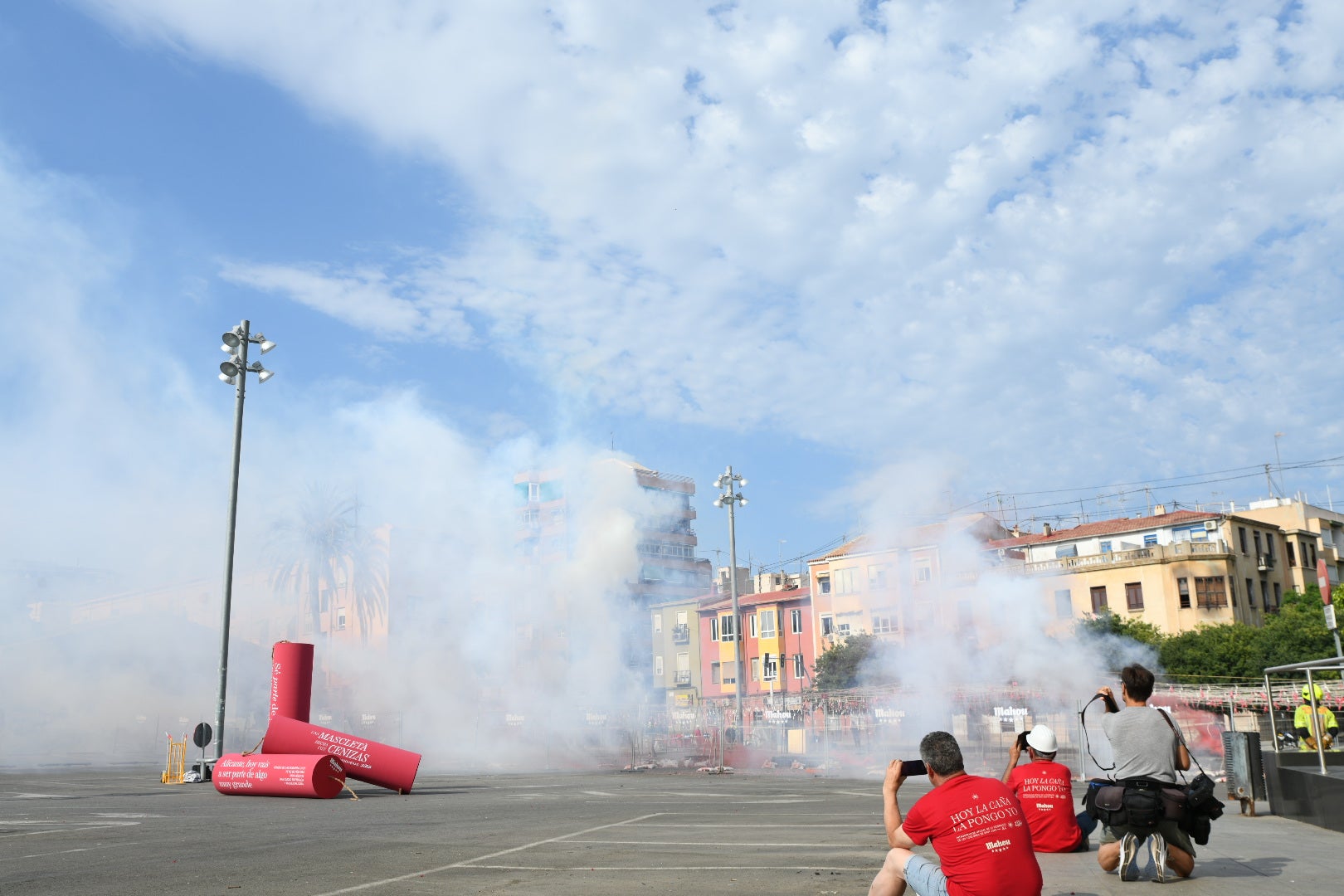 Revive foto a foto la mascletà de las Hogueras de Alicante en el ADDA