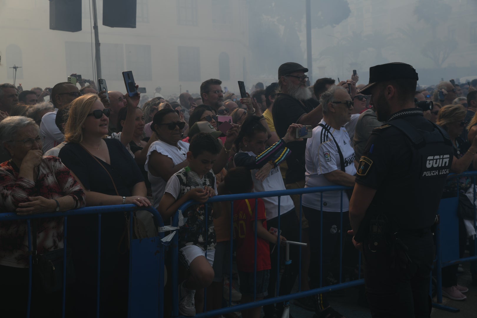 Revive foto a foto la mascletà de las Hogueras de Alicante en el ADDA