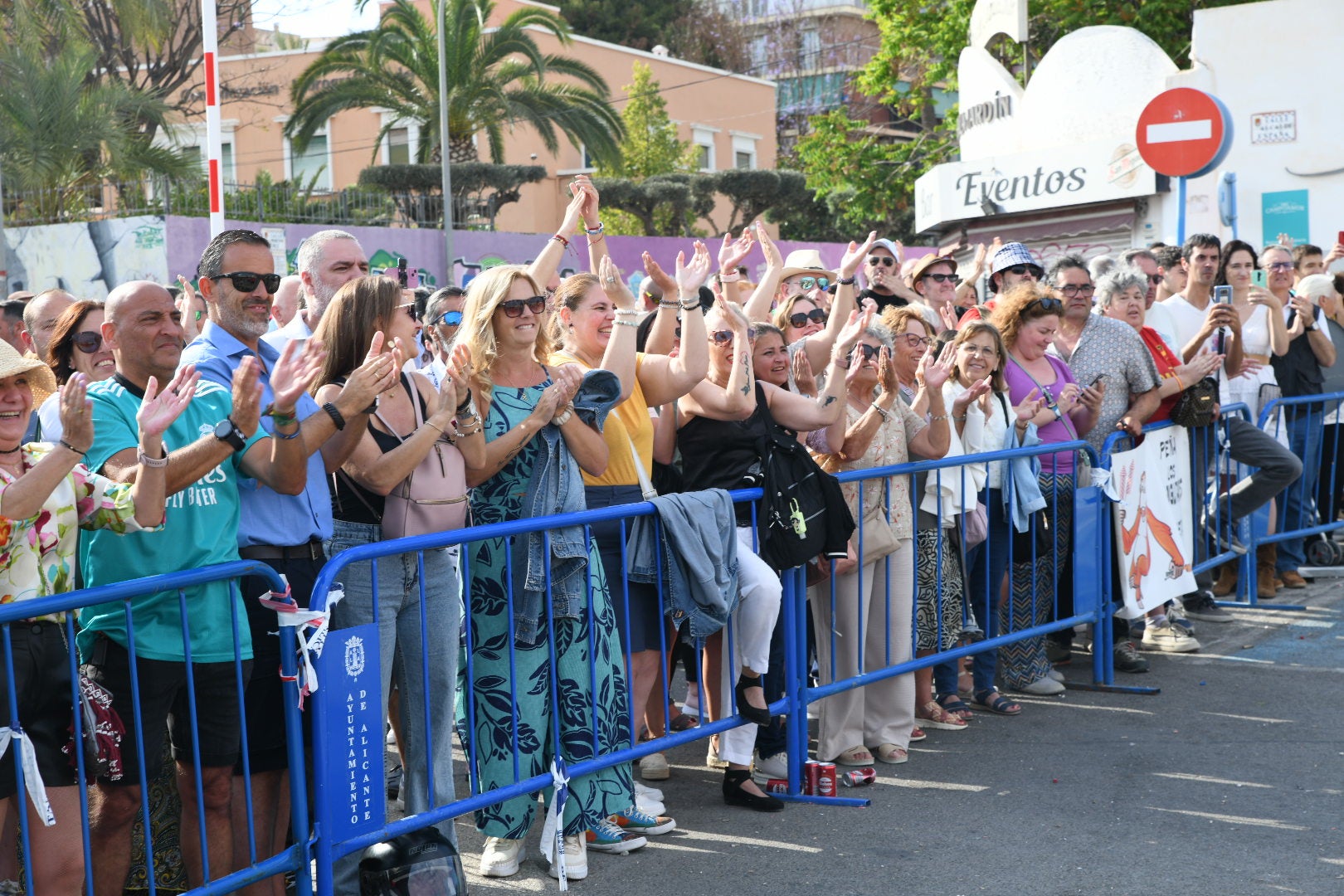 Revive foto a foto la mascletà de las Hogueras de Alicante en el ADDA