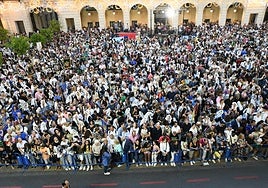 Asistentes al pregón de las Hogueras de Alicante.