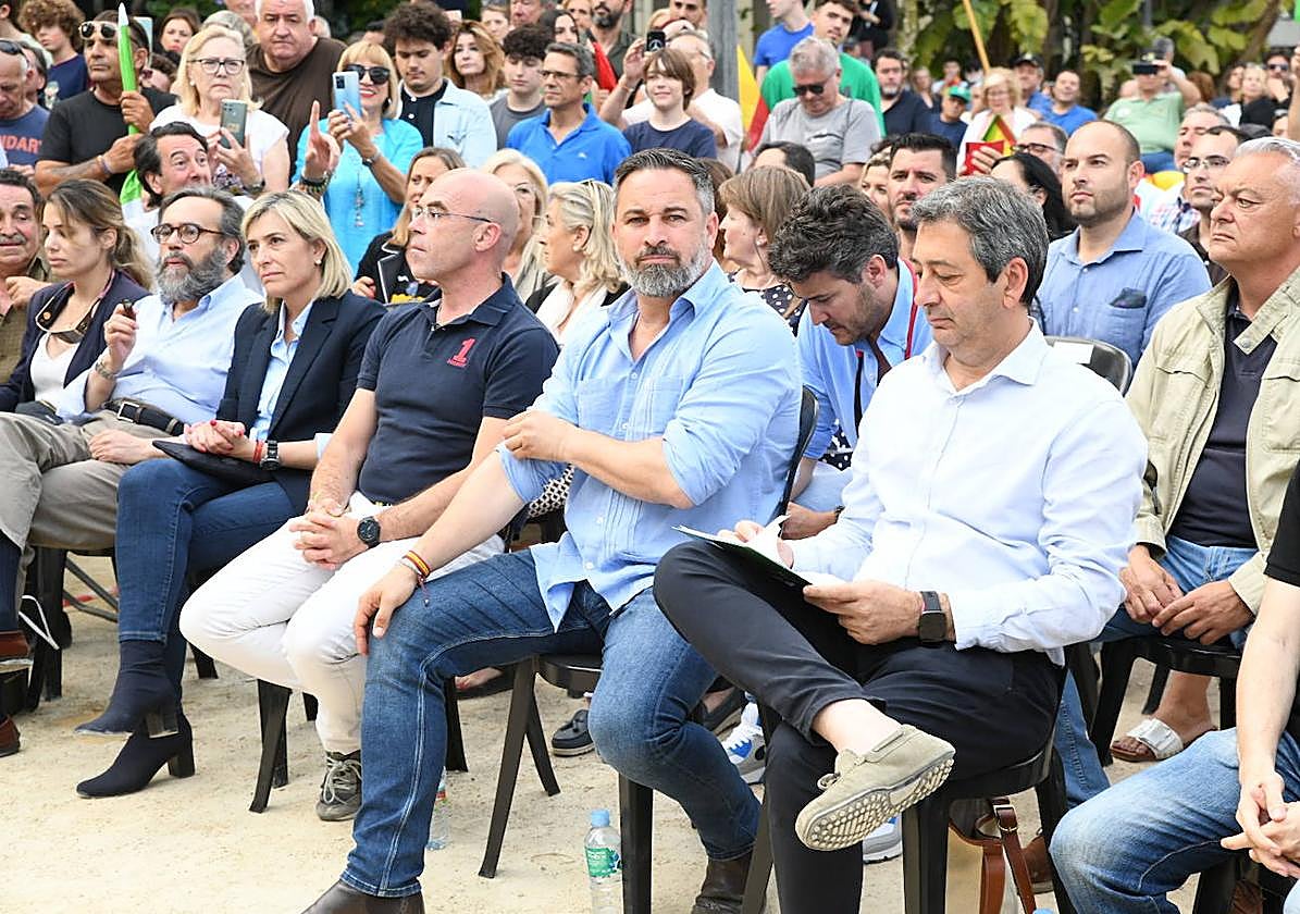 Jorge Buxadé, Santiago Abascal y Vicente Barrera, en el acto de Vox en Alicante este lunes.