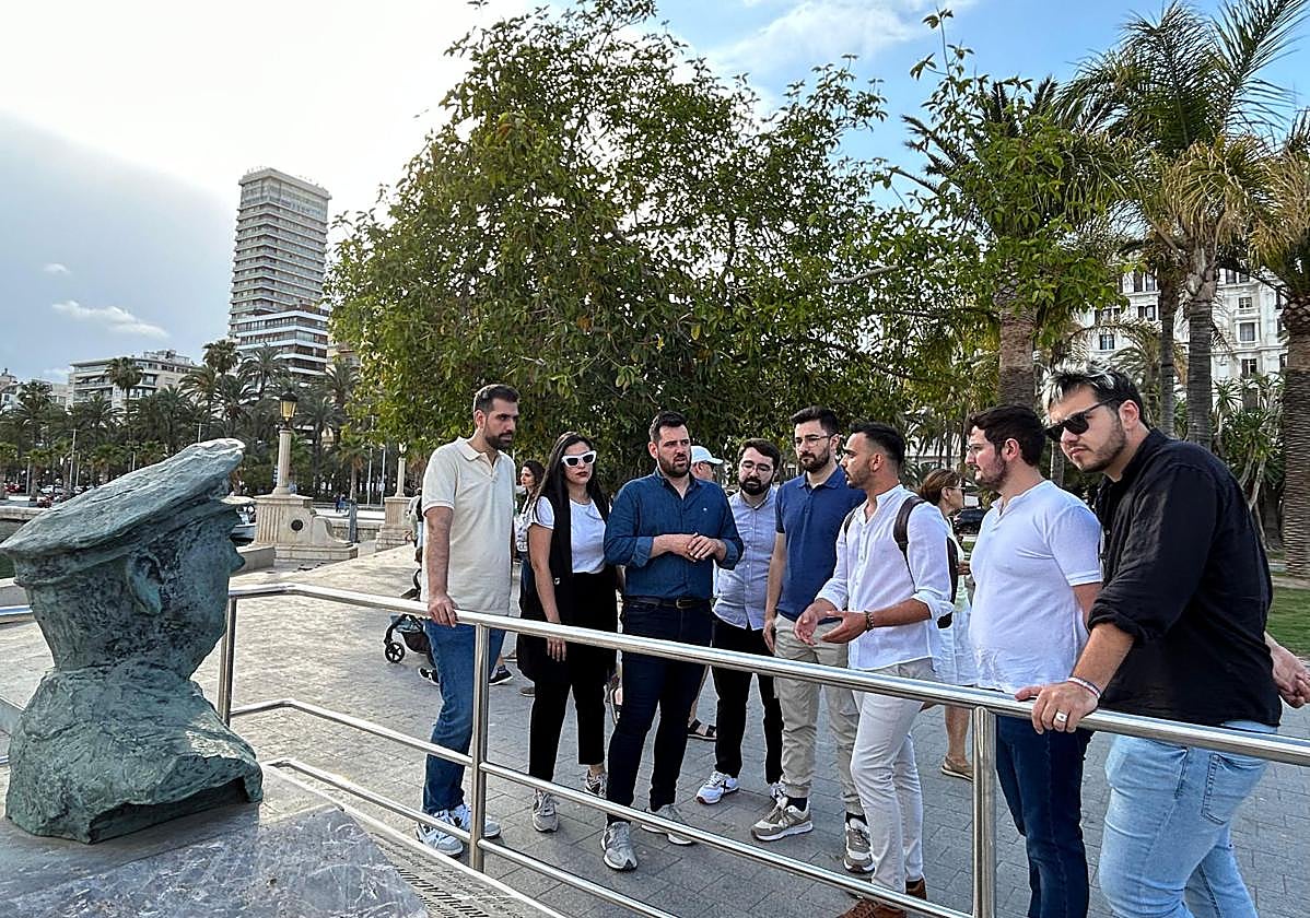 Juventudes socialistas en el monumento del Stanbrook del Puerto de Alicante.