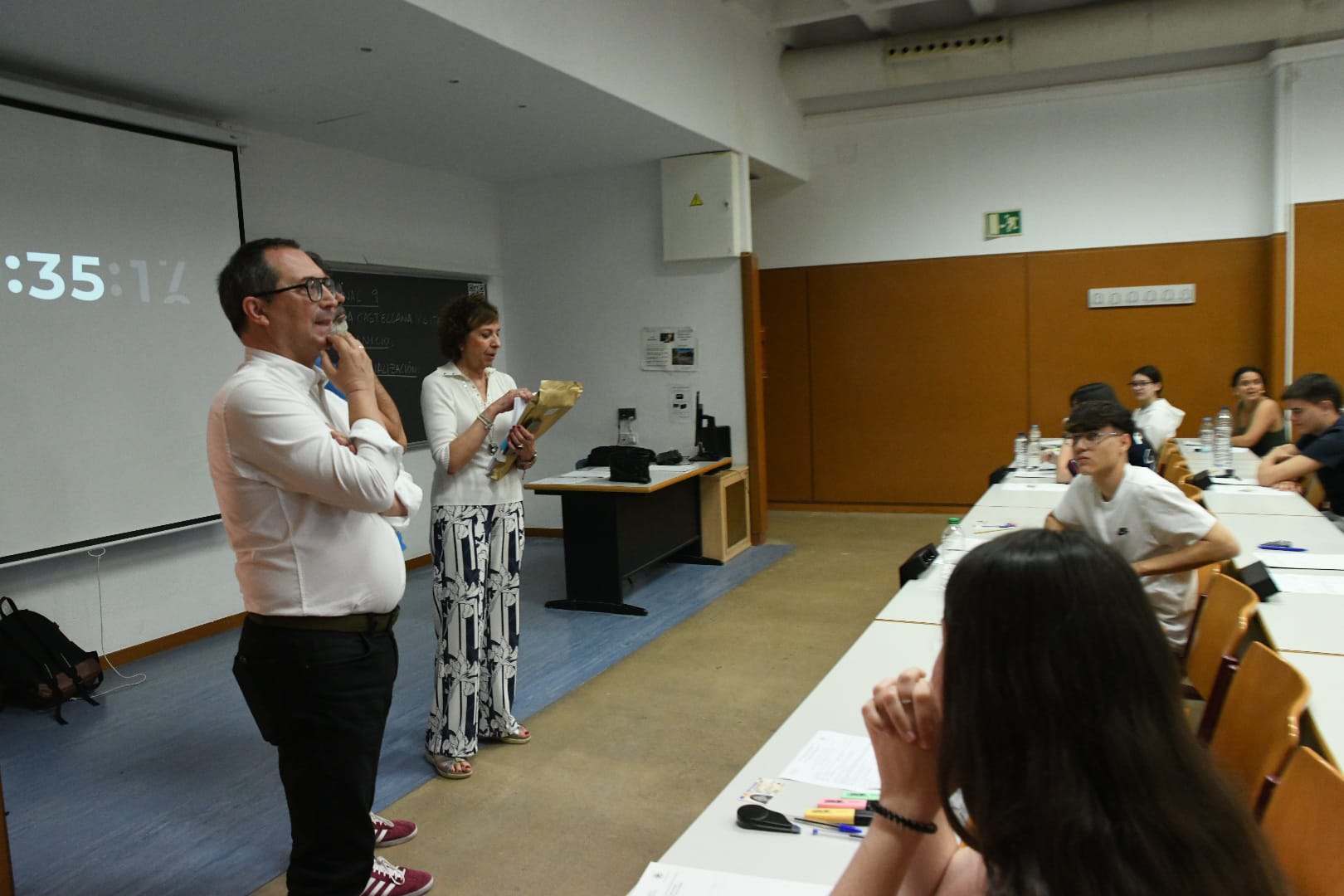 Nervios y esperanzas en el inicio de la EBAU en Alicante