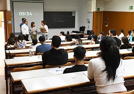 Alumnos se examinan de la EBAU este martes en el Campus de la UA.