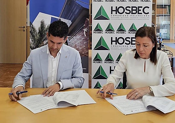 Fede Fuster y Cristina Moreno durante la firma del convenio