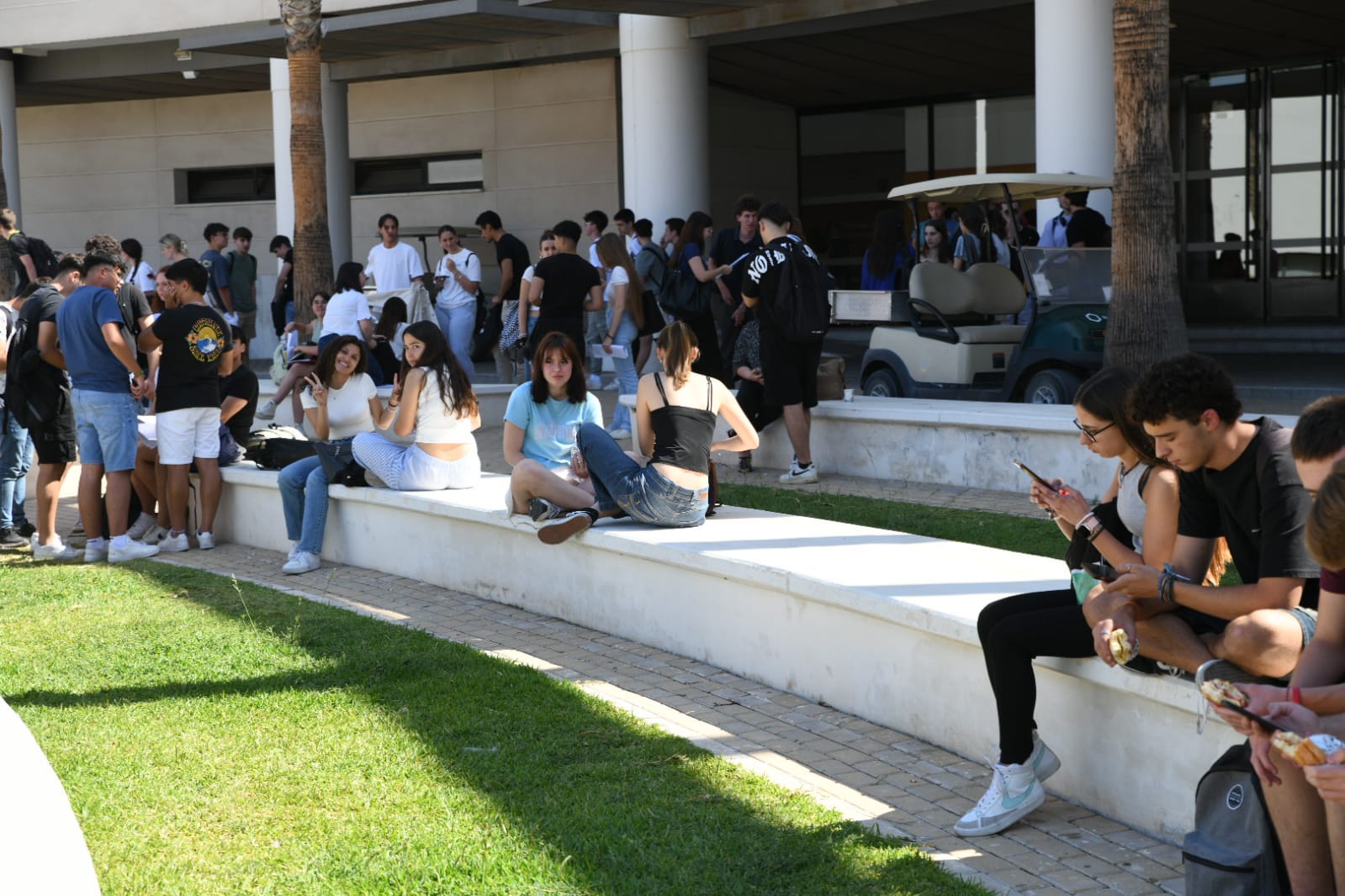 Nervios y esperanzas en el inicio de la EBAU en Alicante