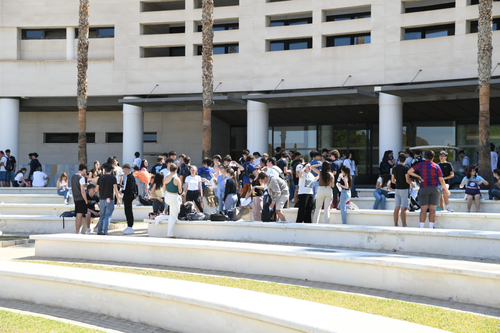 Nervios y esperanzas en el inicio de la EBAU en Alicante