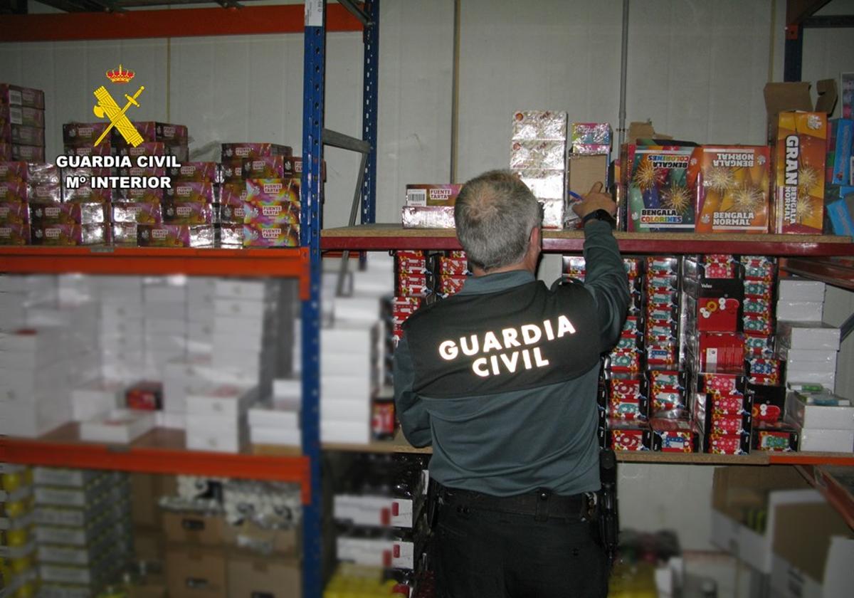 Un guardia civil durante la inspección de uno de los locales denunciados.