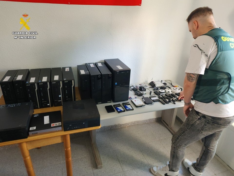 Imagen principal - Grababa con cámaras ocultas imágenes íntimas de sus inquilinos, clientas y trabajadoras en Sax