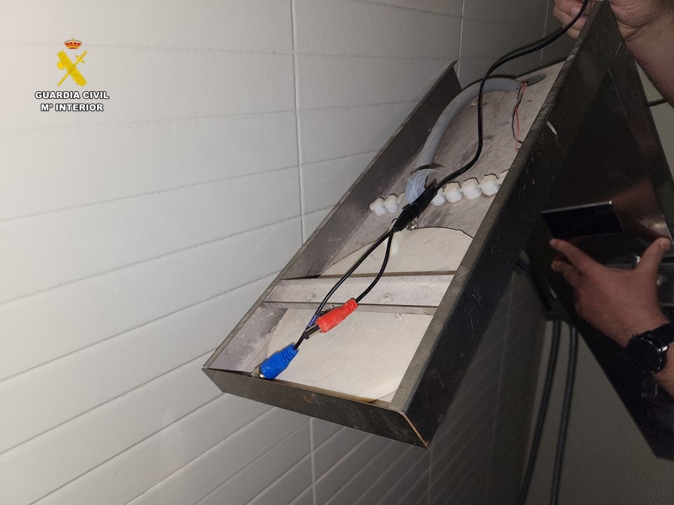 Imagen secundaria 2 - Grababa con cámaras ocultas imágenes íntimas de sus inquilinos, clientas y trabajadoras en Sax