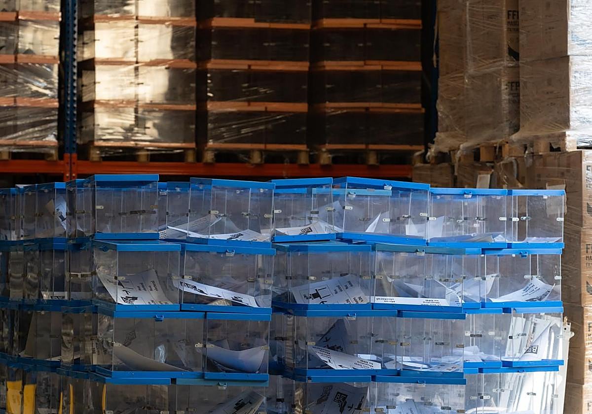 Urnas dispuestas para los colegios electorales.