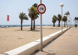 La bandera roja, en la playa de Urbanova en Alicante.