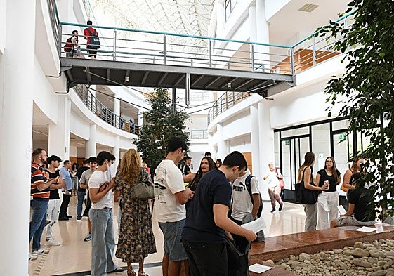 Estudiantes en el Aulario II de la UA.