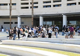 Estudiantes realizan las pruebas de Selectividad en el campus de la UA.