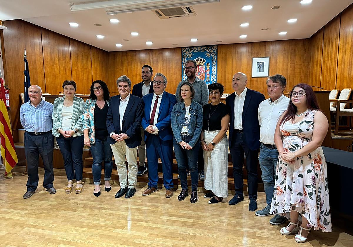 El ministrio josé Luis Escrivá posa junto a otros políticos en el Ayuntamiento de Ibi.