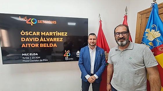 El concejal de Fiestas, David Guardiola, posa junto al director de Radio Elda Cadena SER, Baldomero Giménez.