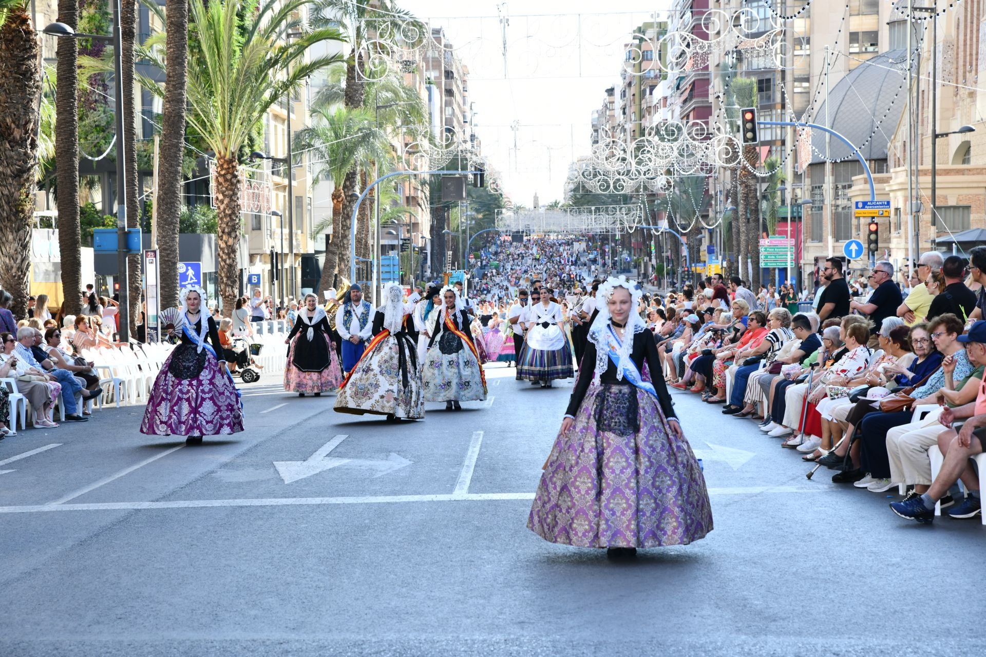 Imagen principal - La música y el color inundan Alicante con la Entrada de Bandas de las Hogueras de San Juan