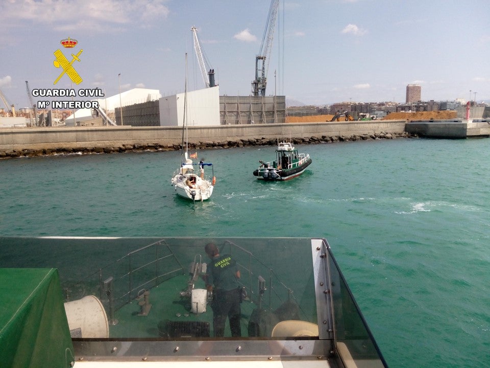 Imagen principal - Un velero entra en el Puerto de Alicante sin nadie al timón