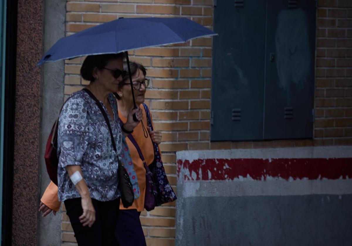 Dos mujeres pasean bajo la lluvia durante la DANA que ha barrido la Península la última semana.