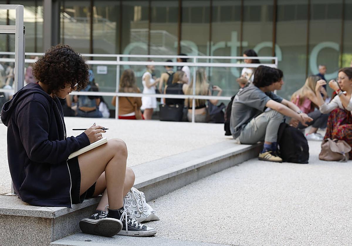 Alumnos a la entrada de un centro educativo.