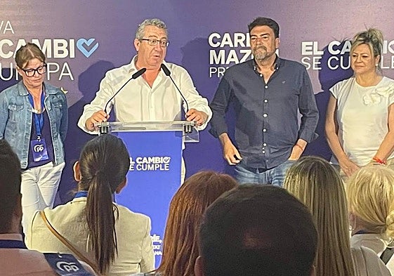 Luis Barcala y Cristina García, presidente y secrtaria general del PP de Alicante, con Toni Pérez y Ana Serna, de la organización provincial.