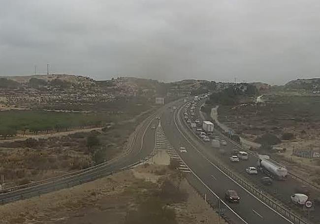 Carriles de la A-70 donde ha sucedido el incendio del vehículo.