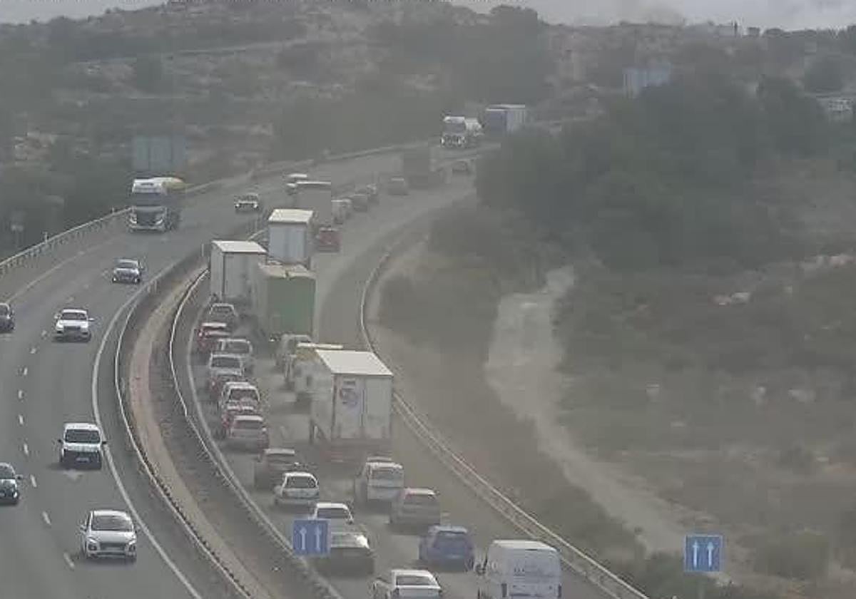 Momento de la retención con humo del vehículo incendiado.