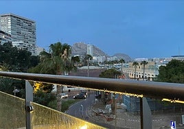 La lluvia descarga sobre Alicante.