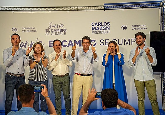 Carlos Mazón, la noche electoral con el resto de dirigentes populares de Valencia.