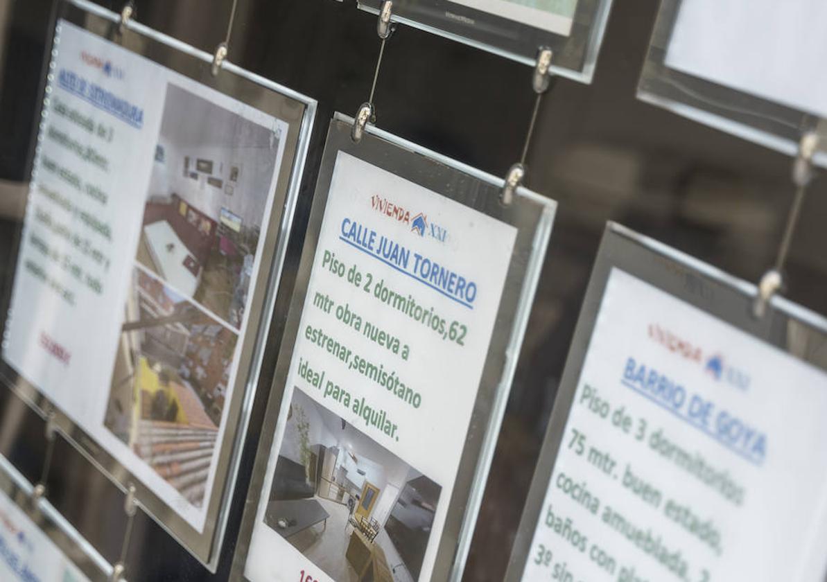 Anuncios de pisos en una inmobiliaria.