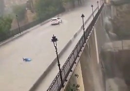 Imagen del puente centenario tras las fuertes precipitaciones.