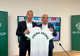Chema Aragón, en su presentación con el Elche junto al director general Pedro Schinocca.